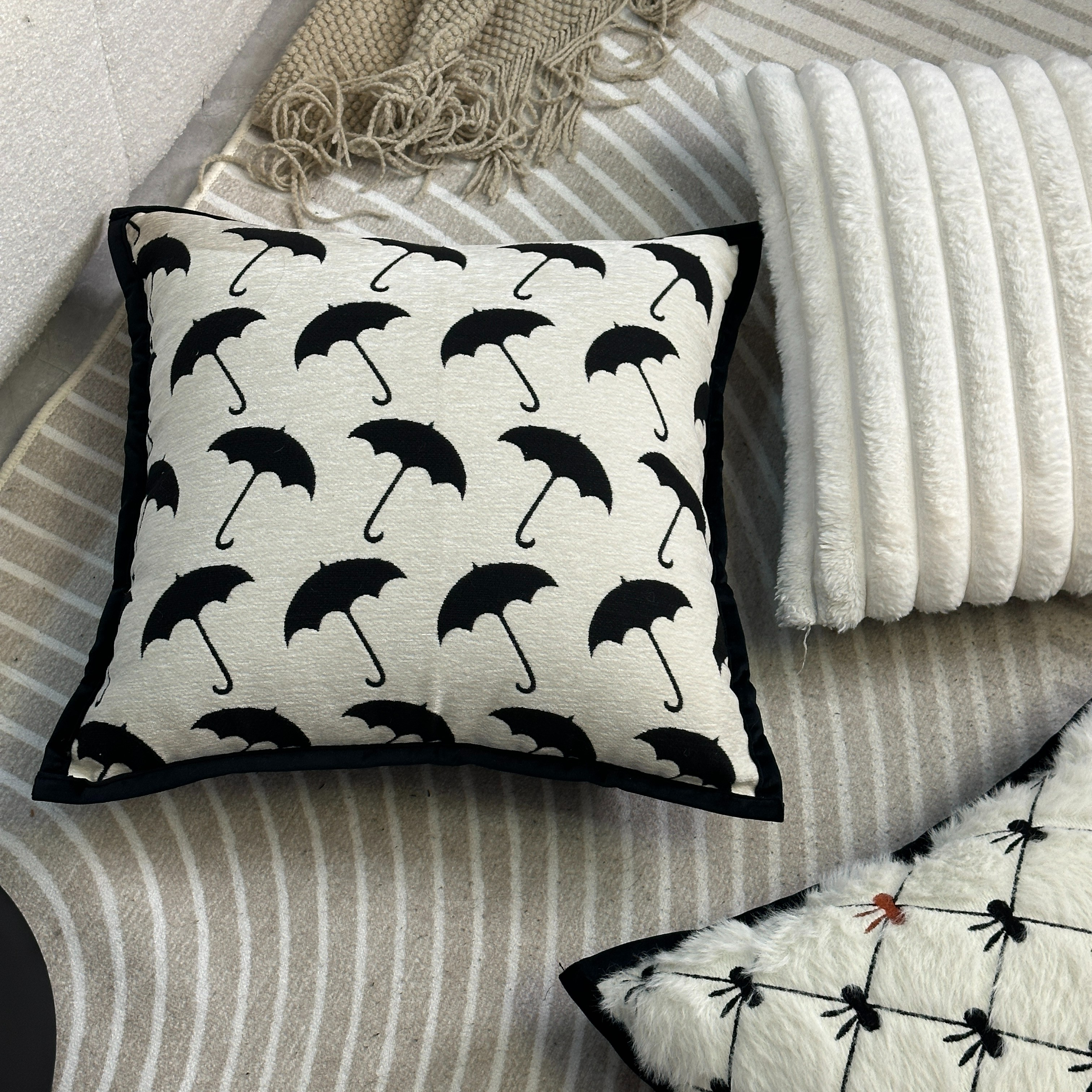 【刚刚上新！！】简约现代黑白线圏抱枕样板房沙发腰枕靠包靠枕