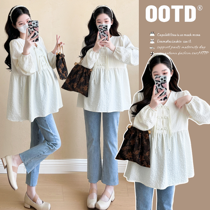 2025新款孕妇新中式高级洋气宽松韩版长袖V领国风盘扣娃娃衫上衣