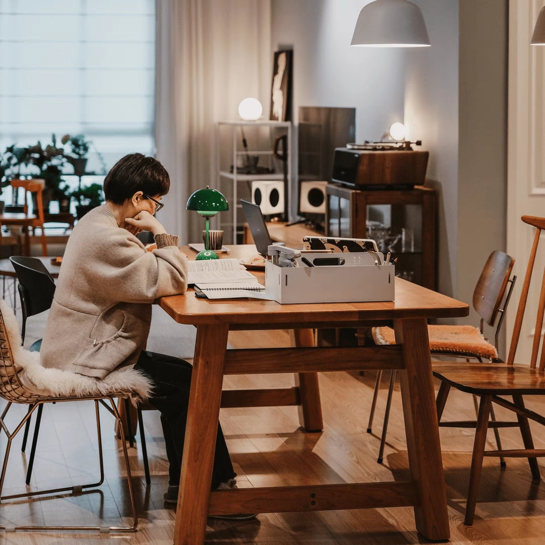 北欧樱桃木餐桌实木蹲蹲桌原木饭桌现代简约长方形日式家用大板桌