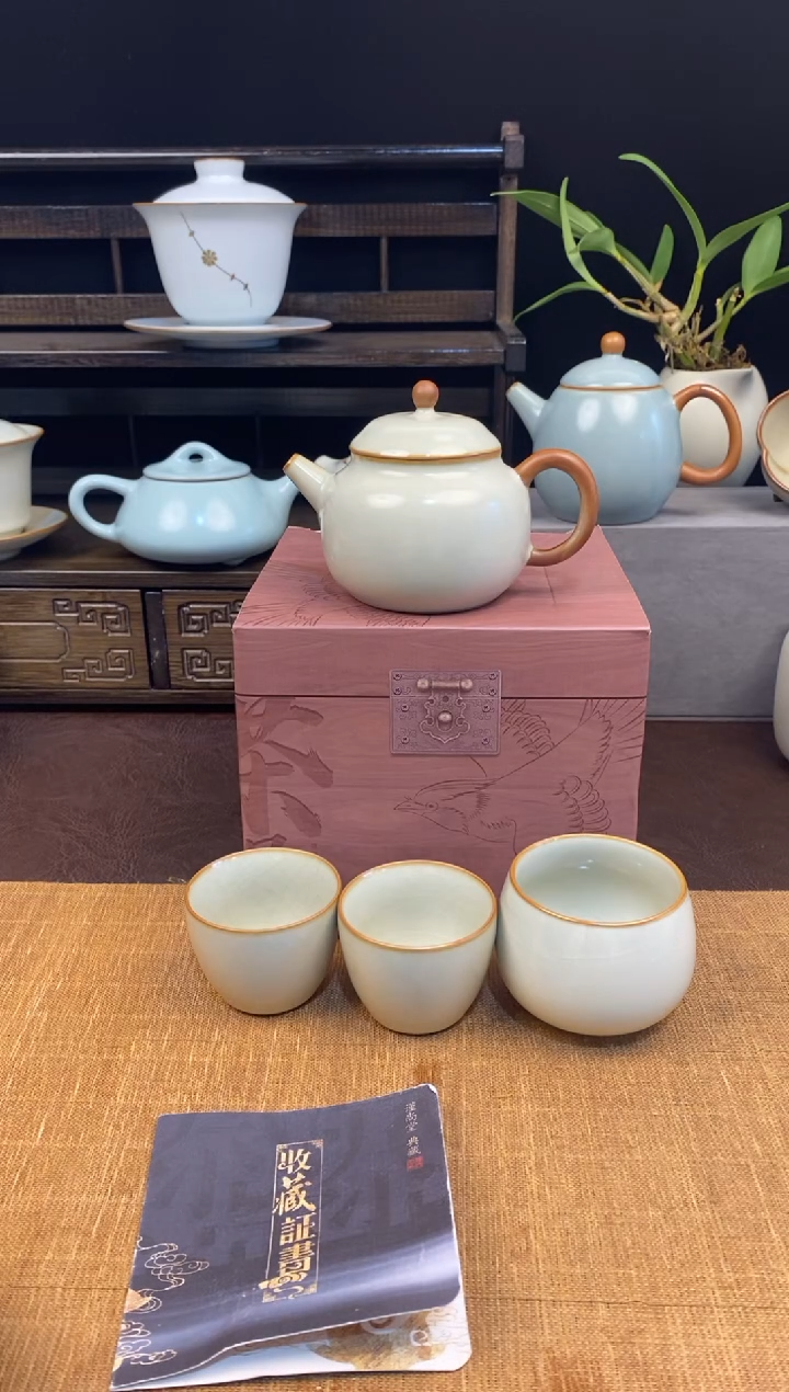 【闪购商品】瓷壶米黄德钟壶送三杯