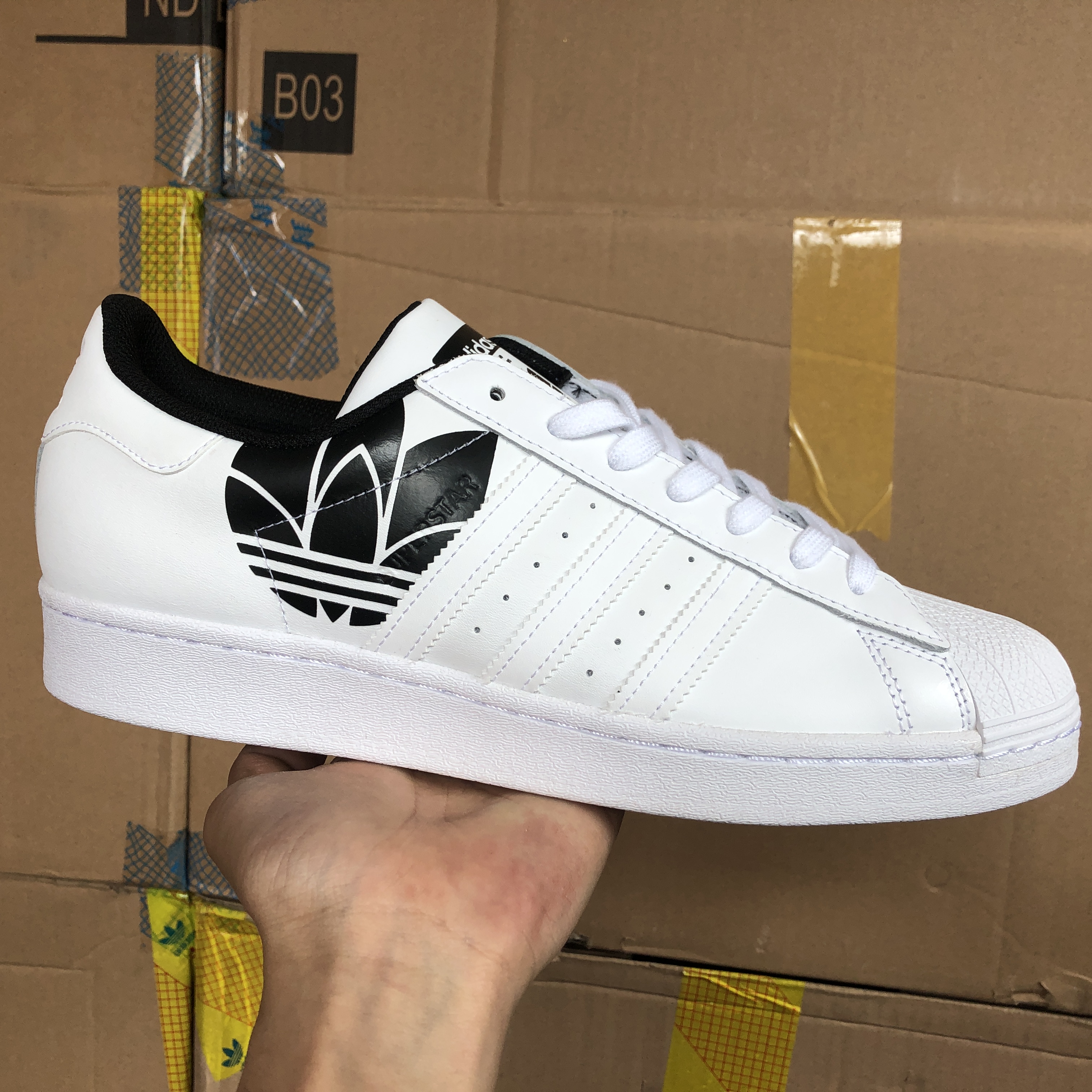 adidas originals Superstar LOGO板鞋男女同款白黑 FY2824