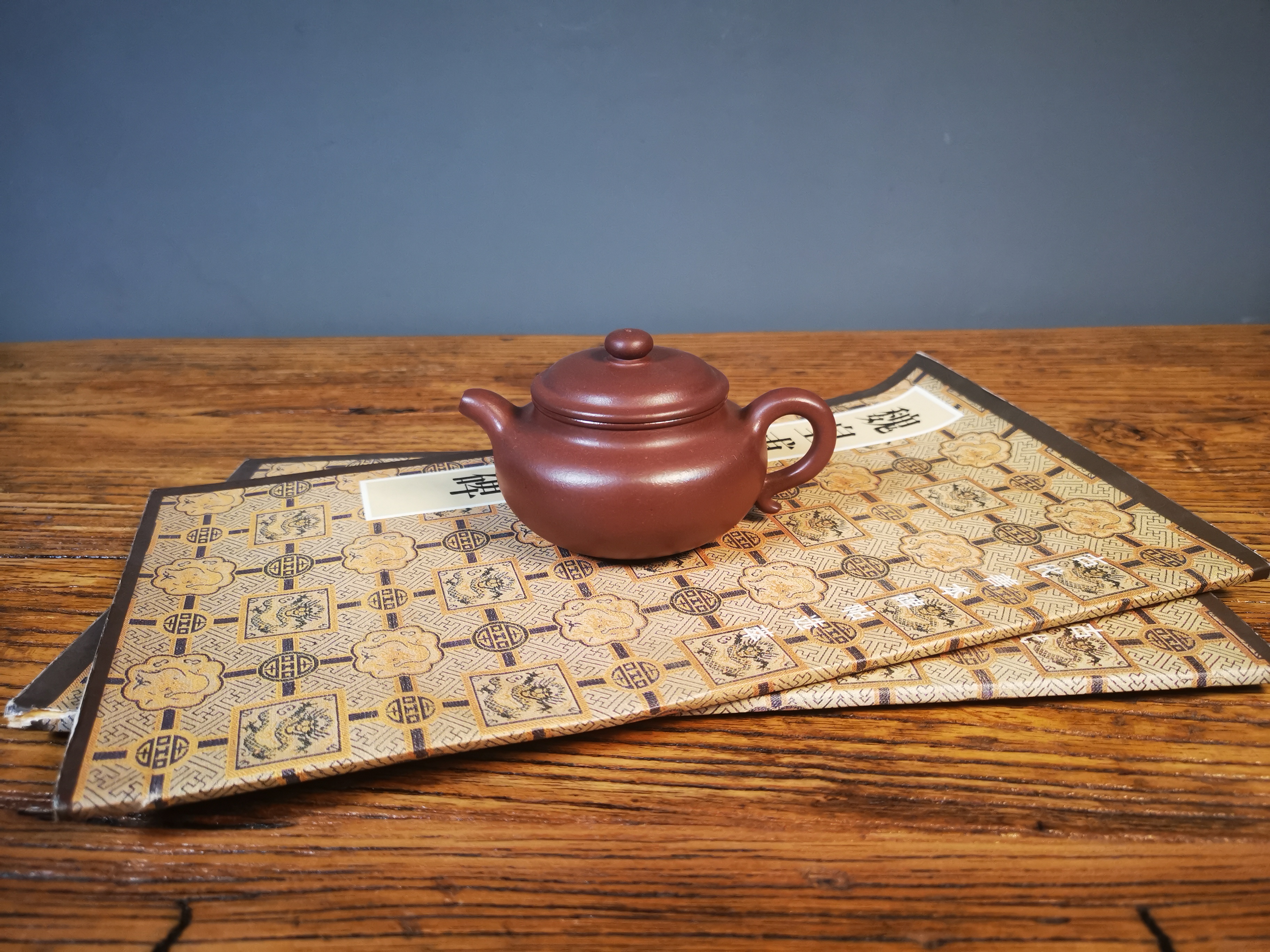 仿古，选用工作室提炼原矿老紫泥，手工模具制作成型，200cc左右