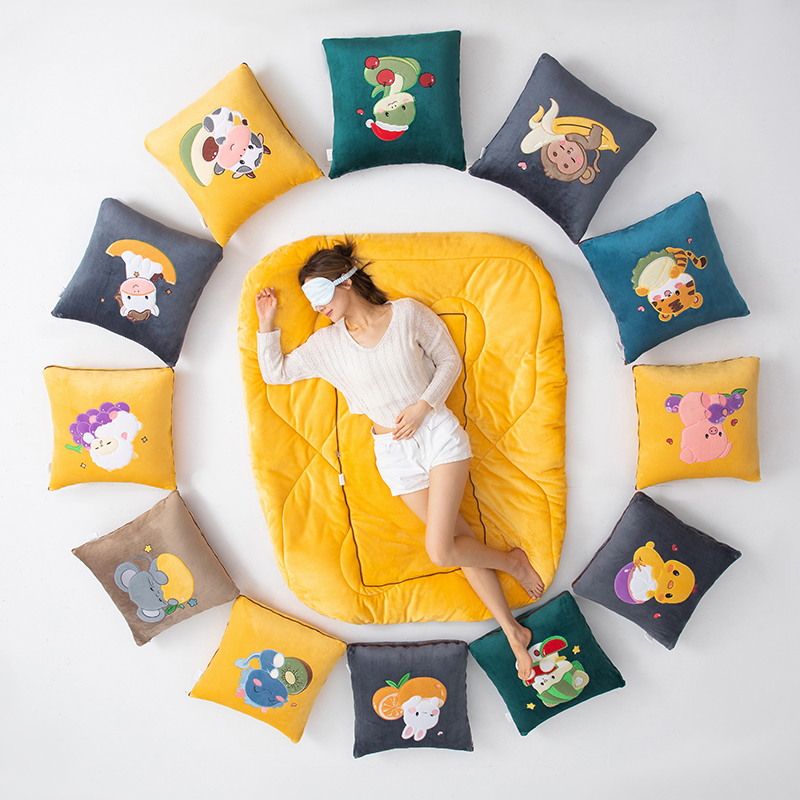十二生肖牛奶绒抱枕被子两用车载抱枕沙发办公室午休空调被二合一