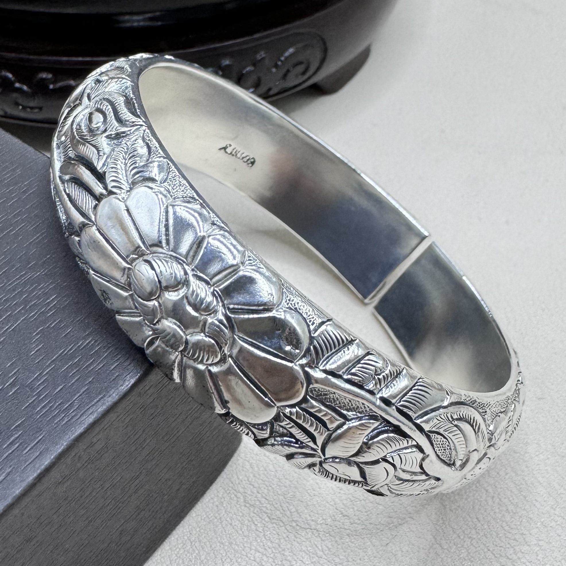 足银手镯 足银999（重工錾刻太阳花）