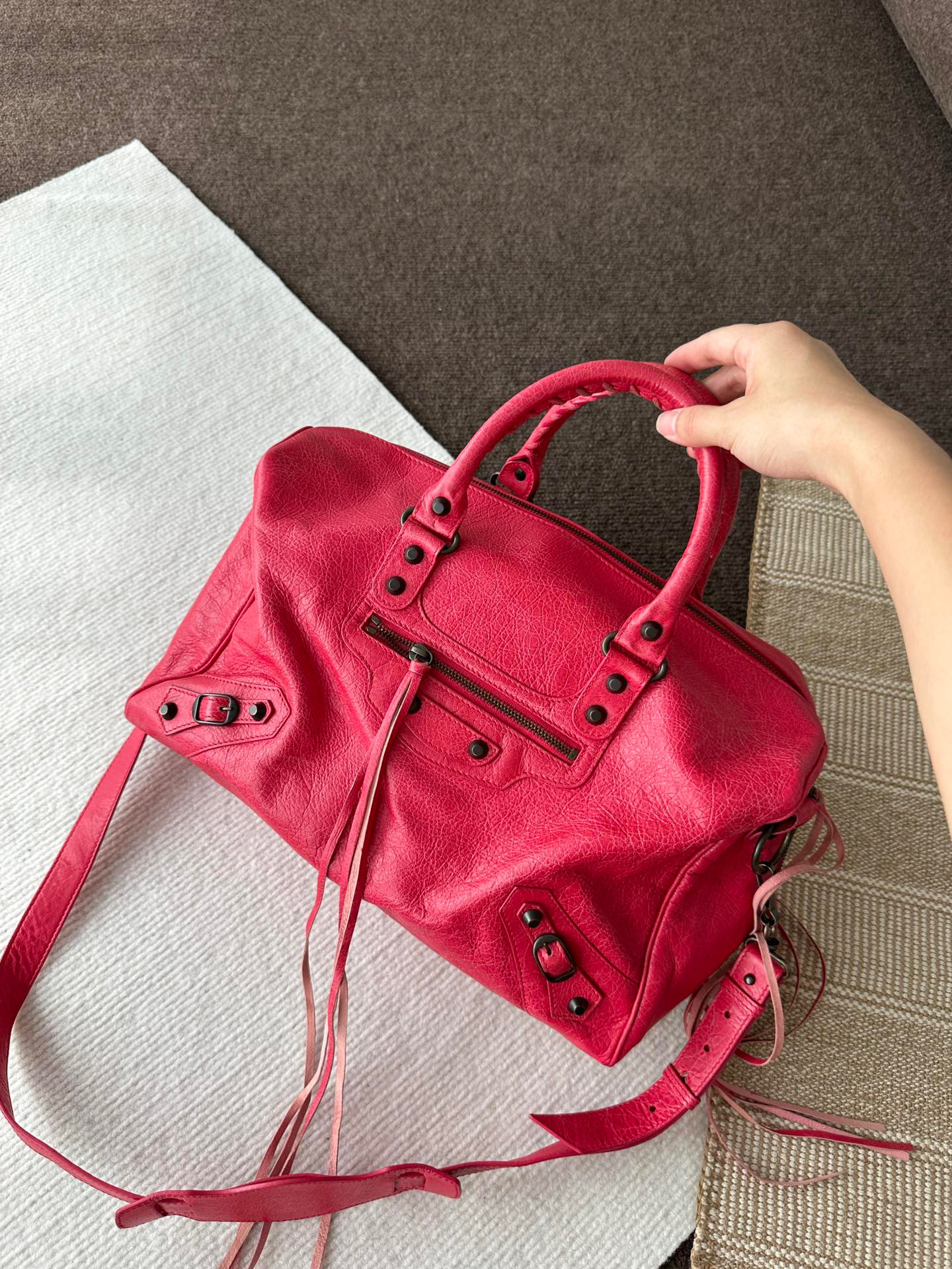95新 Balenciaga/巴黎世家 玫粉机车斜挎包