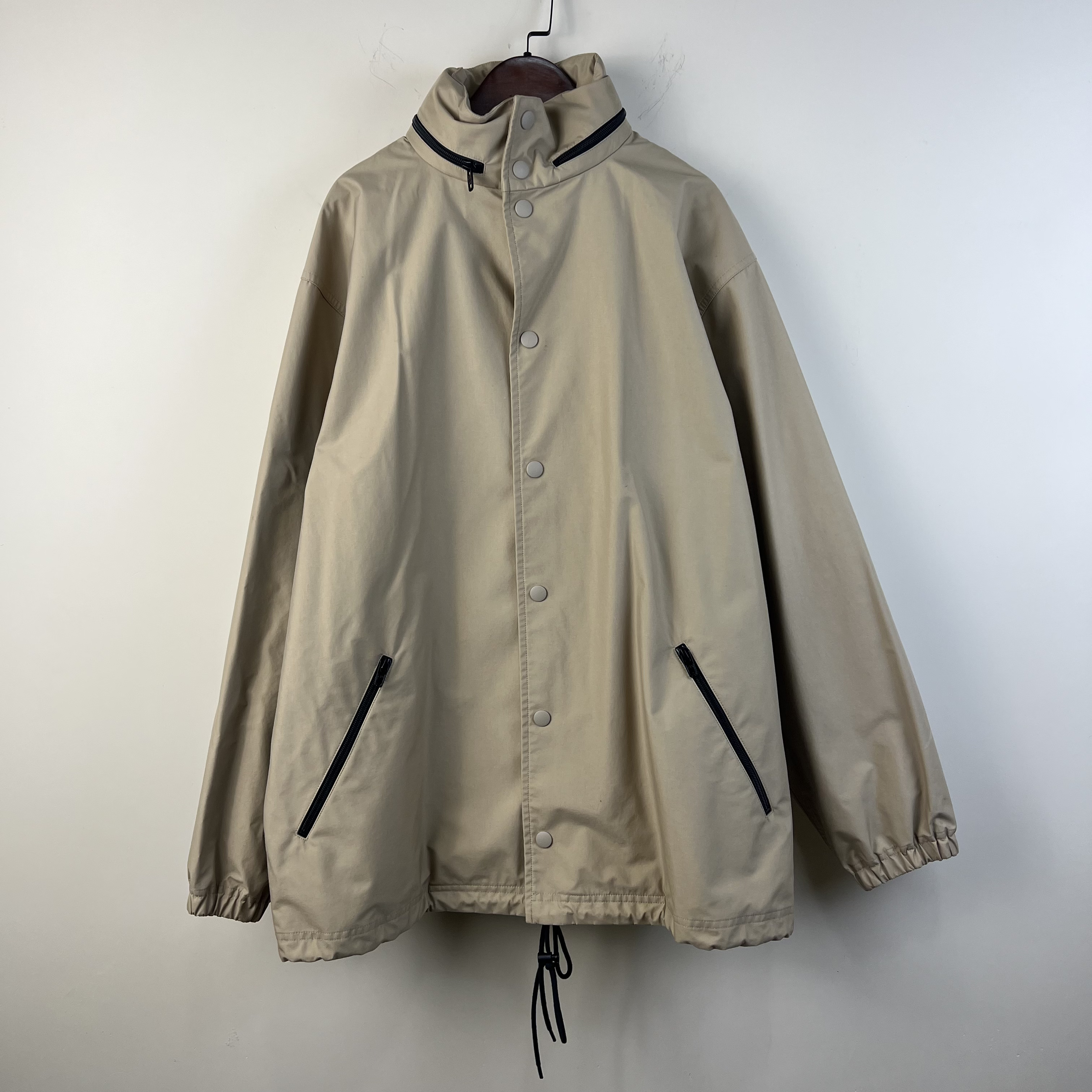 99新 Balenciaga/巴黎世家 爆款背后字母logo卡其色冲锋衣