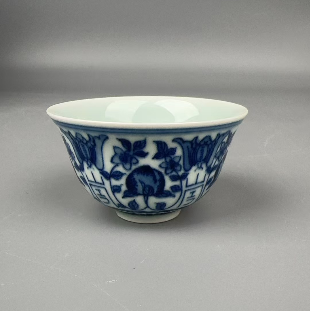 清雍正青花花果蝠纹杯