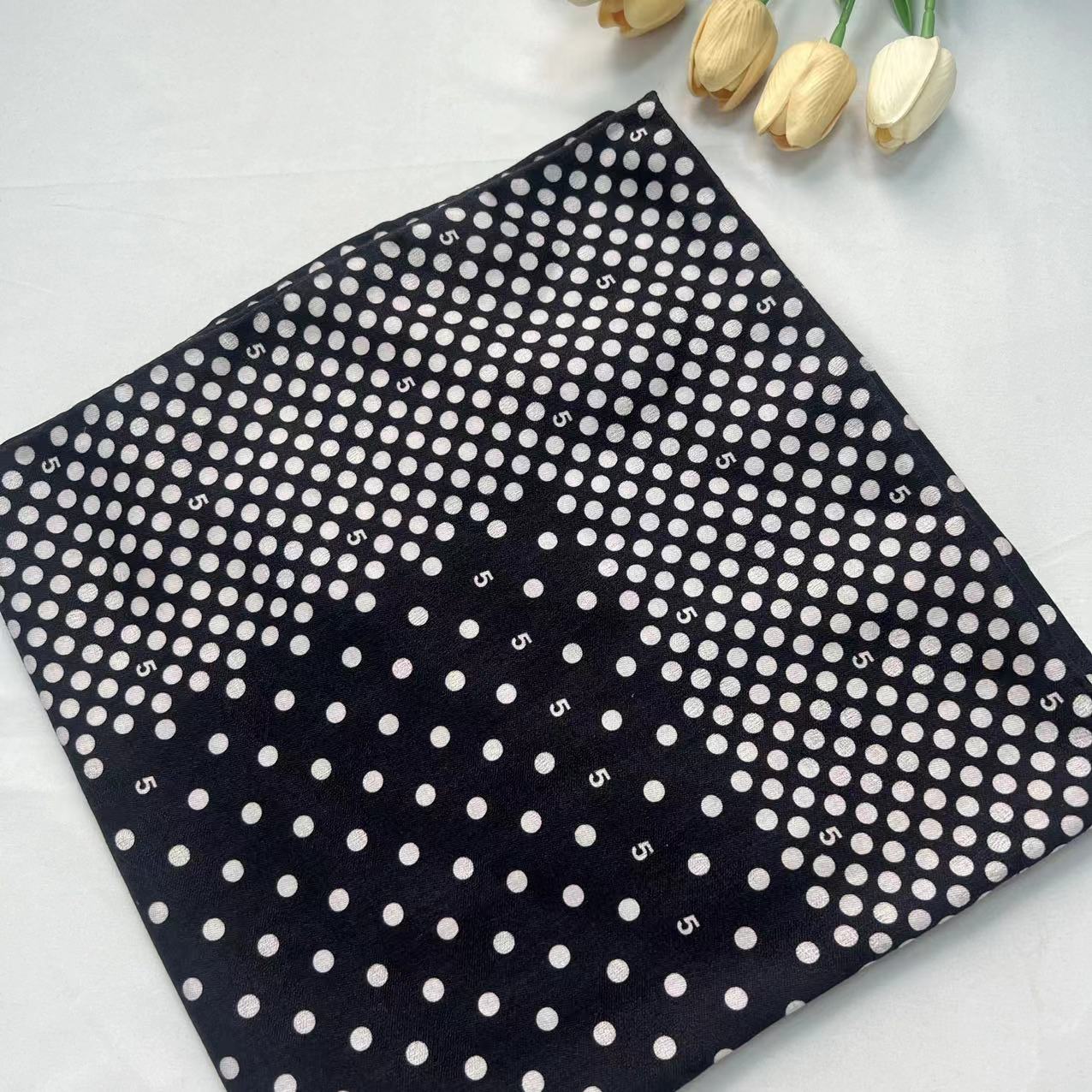 140丝毛方巾-黑红数字-135*135双面异色丝巾