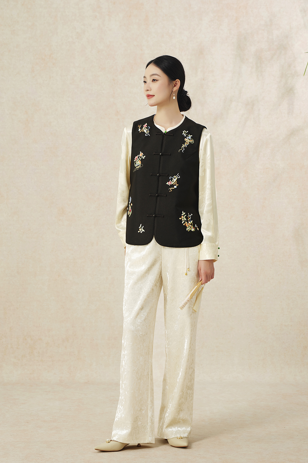 【梨花庄】2024秋冬2F3W075《玉瓶清欢》暗八仙刺绣新中式马夹