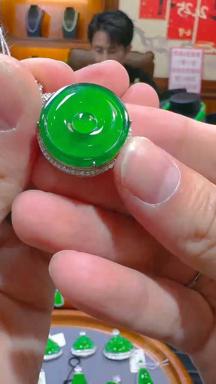 【闪购商品】翡翠吊坠(赠链)18K金镶嵌天然A货翡翠