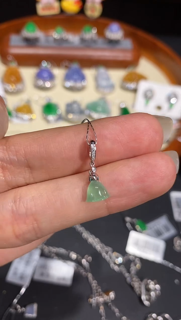 【闪购商品】翡翠颈饰18K金镶嵌吊坠