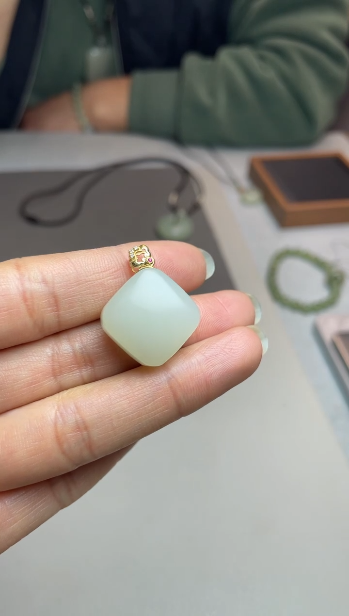 【闪购商品】和田玉颈饰18K金镶嵌1