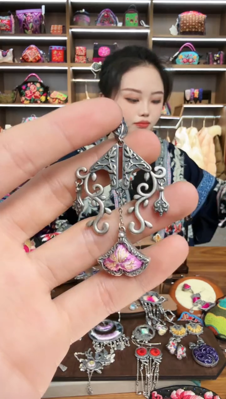 【闪购商品】织绣180蒙阿苏苗绣传承