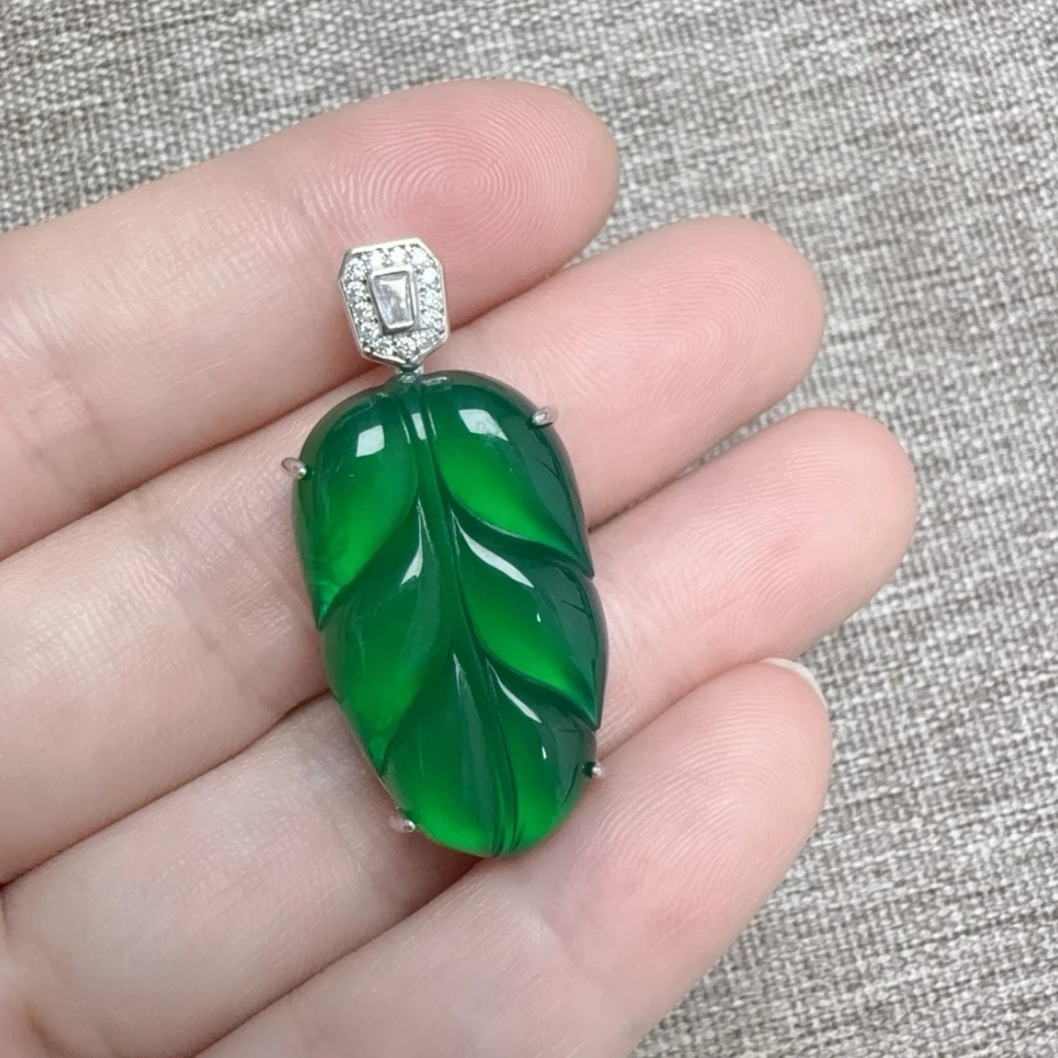 111天然玛瑙玉髓满绿冰底大“叶”有成吊坠