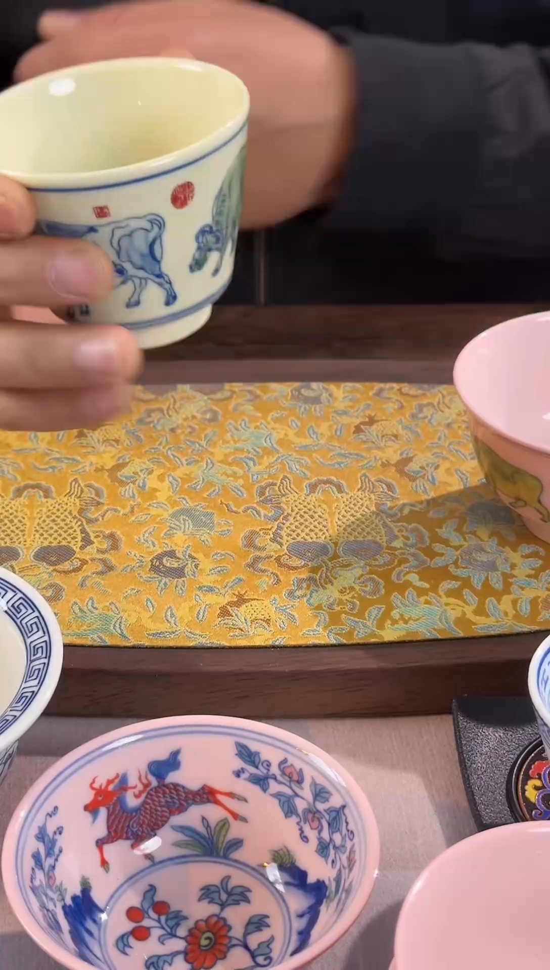 杯子瓷黄稀稀青花五彩五牛图