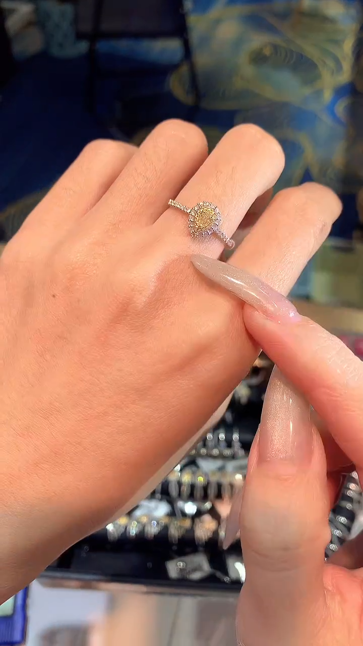 【闪购商品】钻石戒指18K金镶嵌钻石戒指