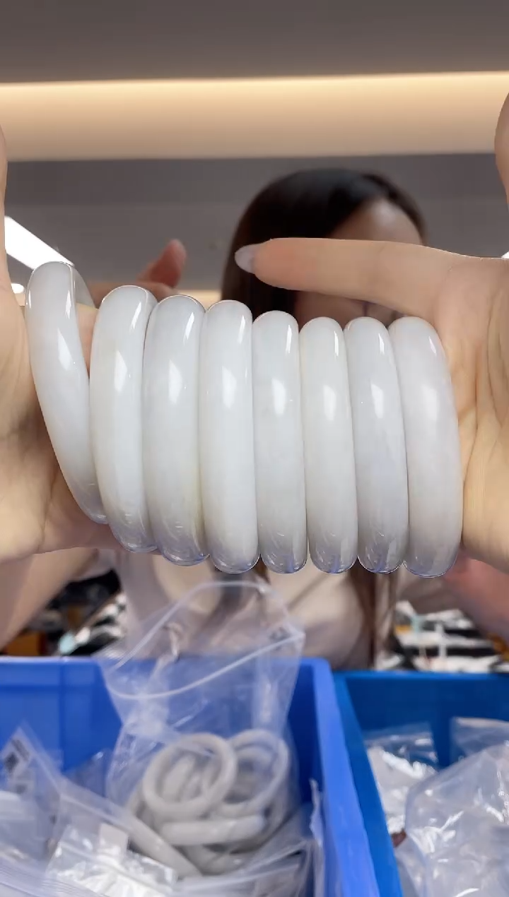 和田玉手镯未镶嵌（多样性发一件）微瑕*55-56-57圈口备注