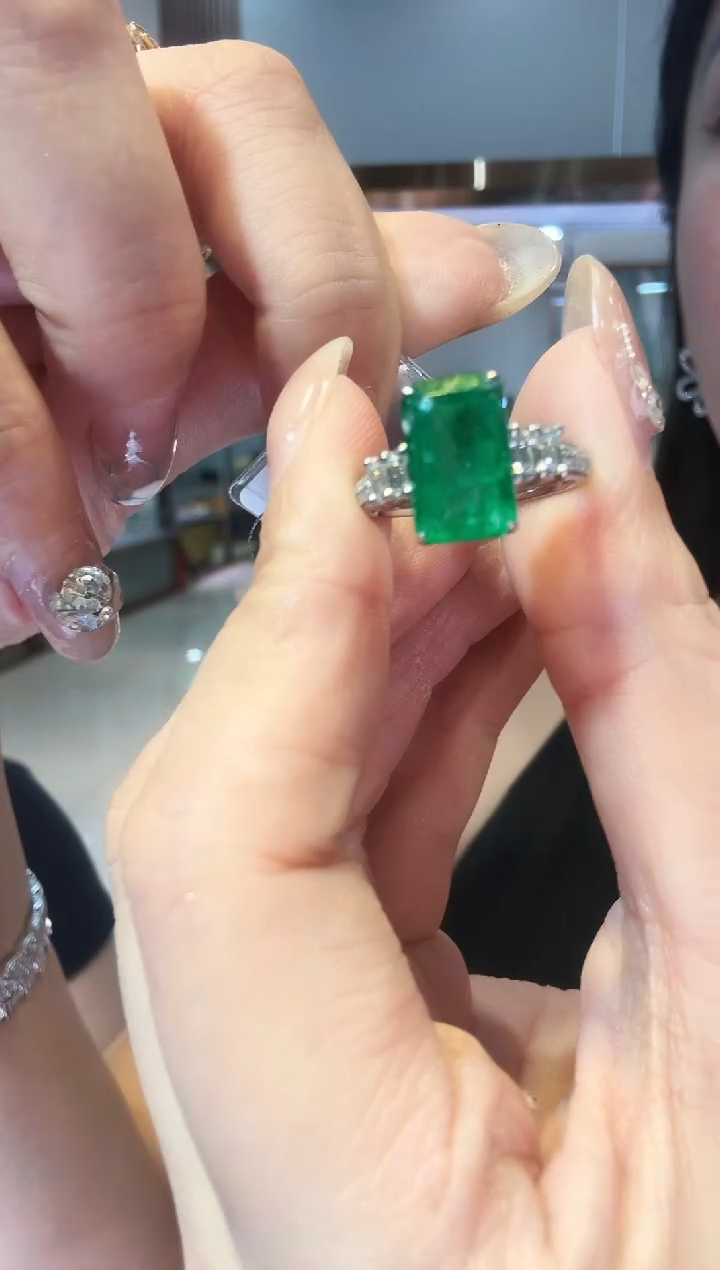 铂Pt950镶嵌戒指祖母绿2.68ct 沃顿绿