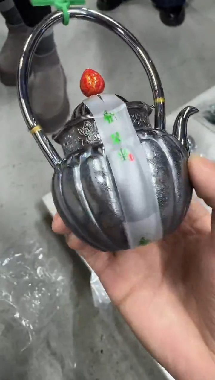 *随*?呆坐 錾刻嵌金无尚智慧 龙珠壶