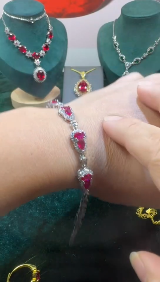 18K金镶嵌手链红宝石5