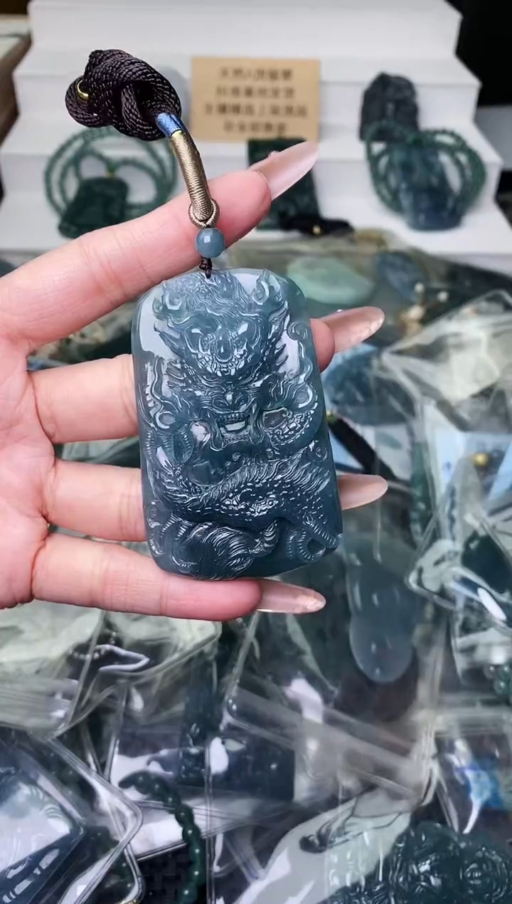 颈饰未镶嵌翡翠 