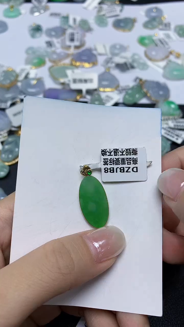 翡翠18K金镶嵌颈饰天然缅甸翡翠A货