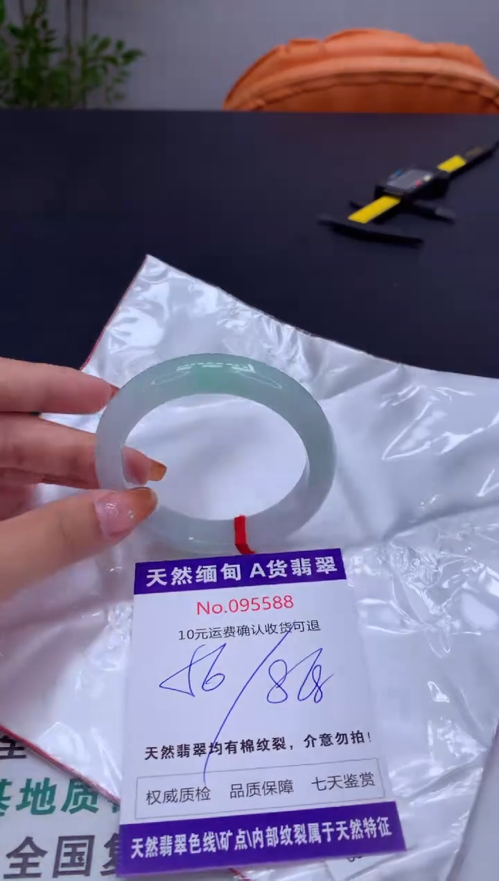 未镶嵌手镯翡翠有纹，完美者勿拍