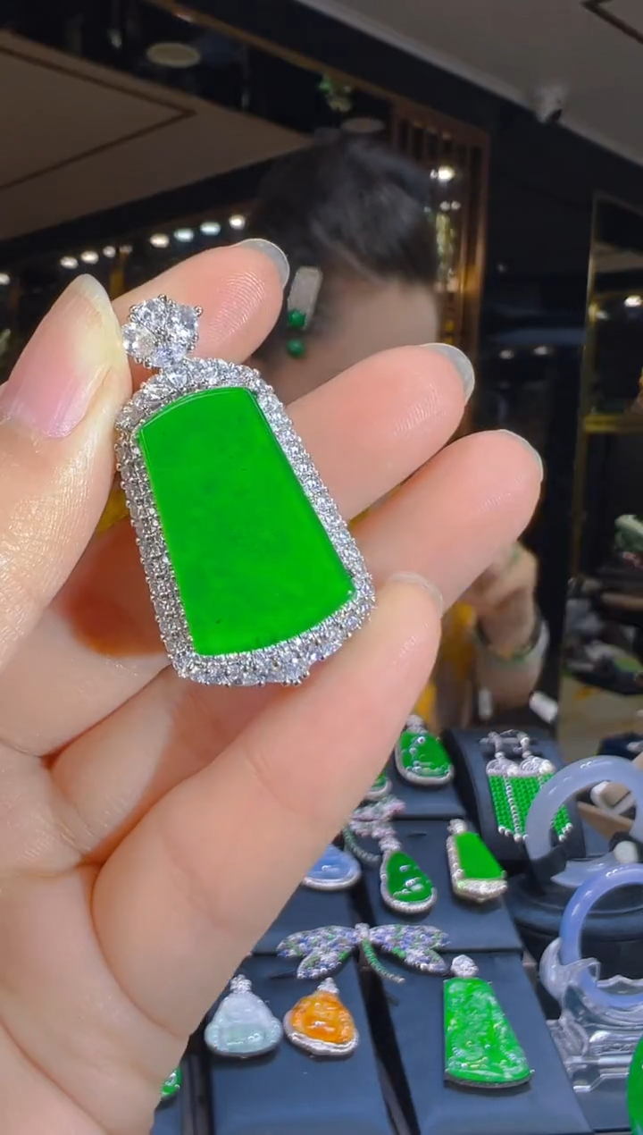 翡翠未镶嵌吊坠(赠链)122（多样性发其一）