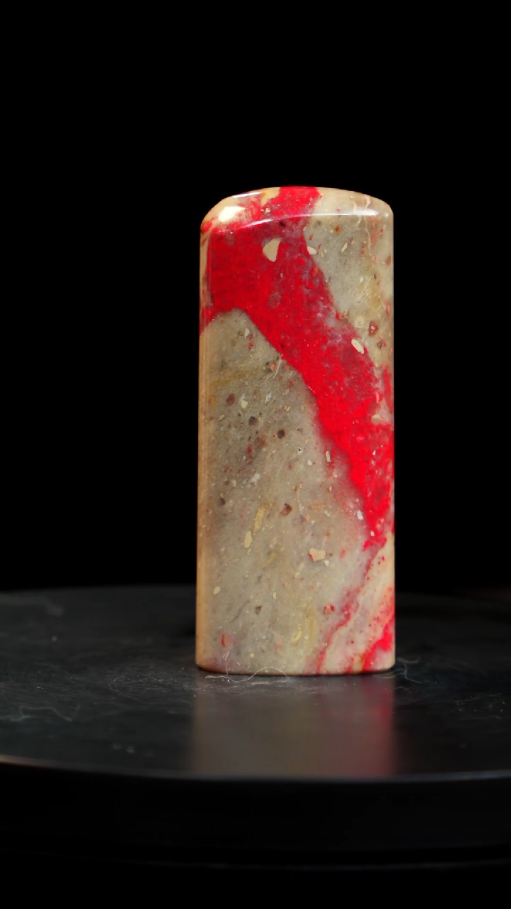 鸡血石牛角鸡血石