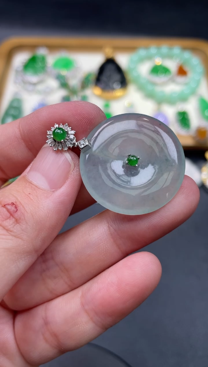 【闪购商品】翡翠颈饰18K金镶嵌136........