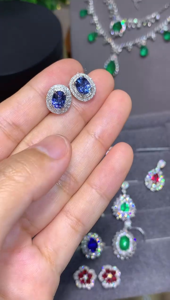 耳钉蓝宝石18K金镶嵌2.1CT