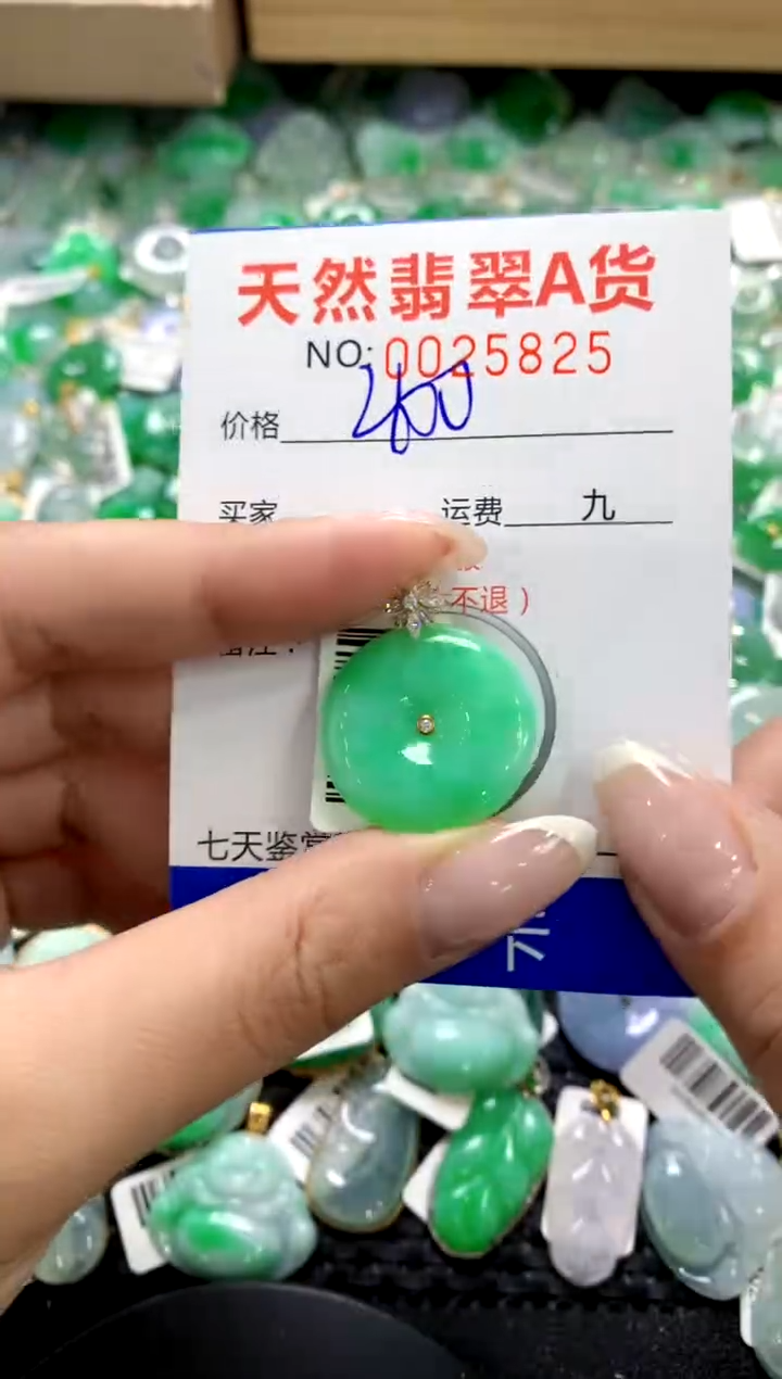 翡翠18K金镶嵌颈饰1111111111111111