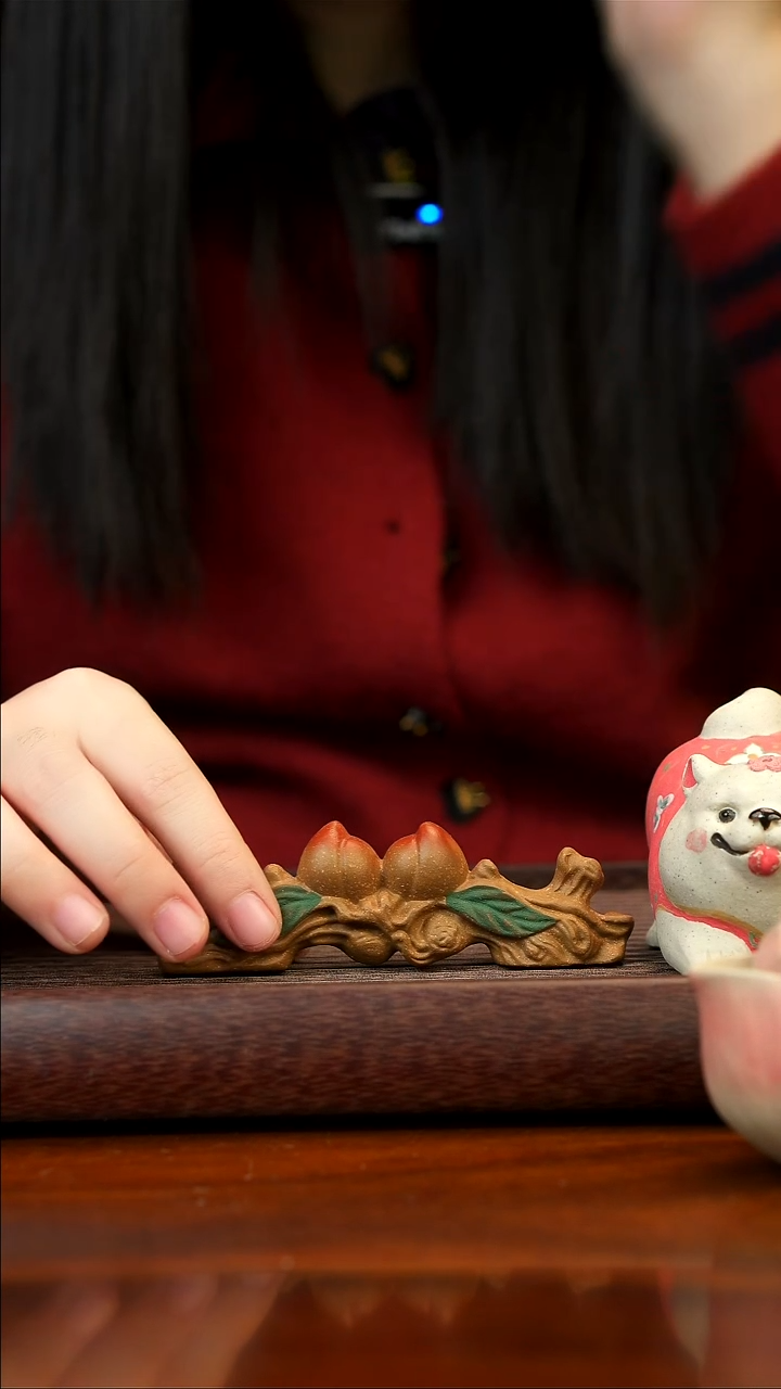 茶壶紫砂宜兴紫砂桃枝摆件