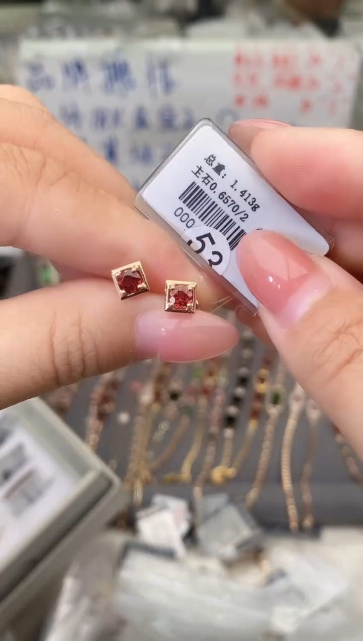 18K金镶嵌耳饰石榴石--专柜--