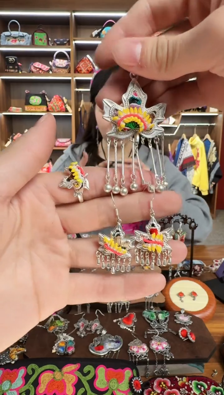 【闪购商品】织绣93蒙阿苏苗绣传承