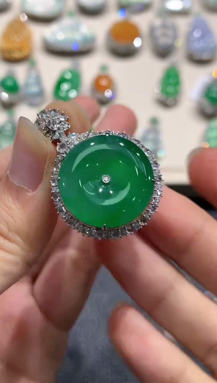 【闪购商品】翡翠吊坠(不含链)18K金镶嵌V79      