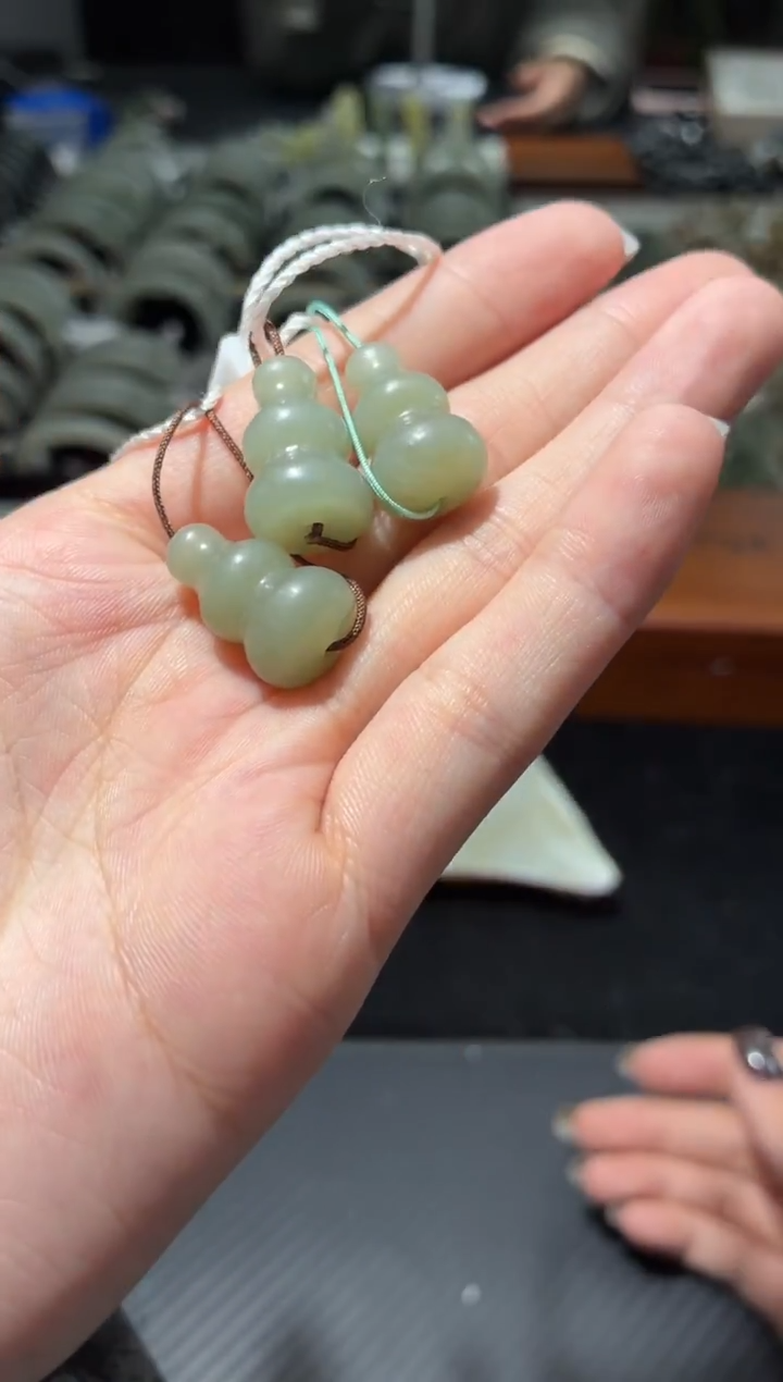 吊坠(不含链)未镶嵌和田玉若羌青白微色差吊坠多样性发一灯牌送枣
