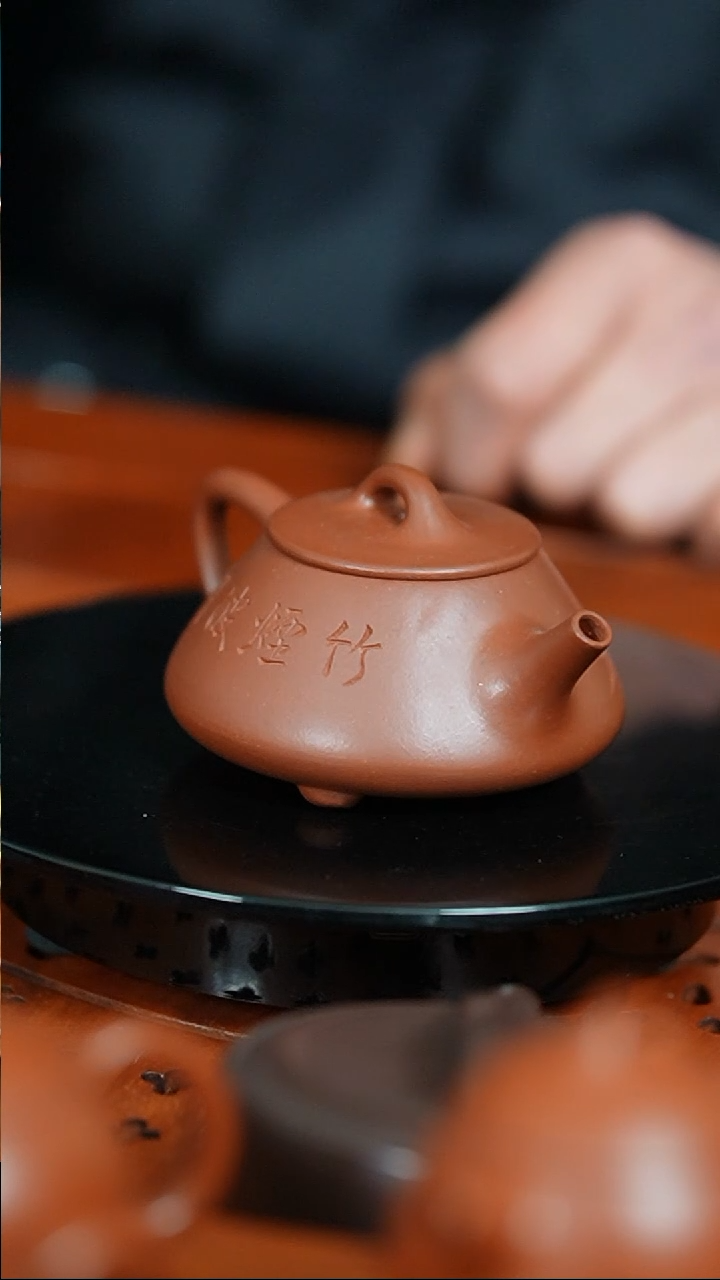 【闪购商品】紫砂茶宠朱泥刻绘平盖石瓢150cc