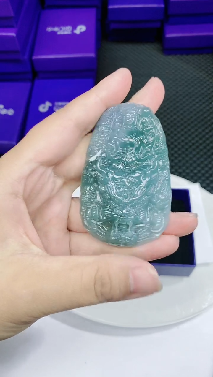 翡翠未镶嵌颈饰           