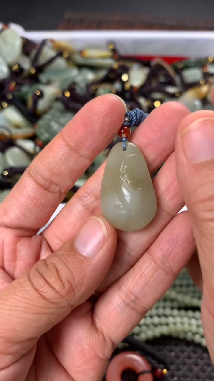 【闪购商品】和田玉颈饰未镶嵌多样性发货没有证书拍一发一有瑕