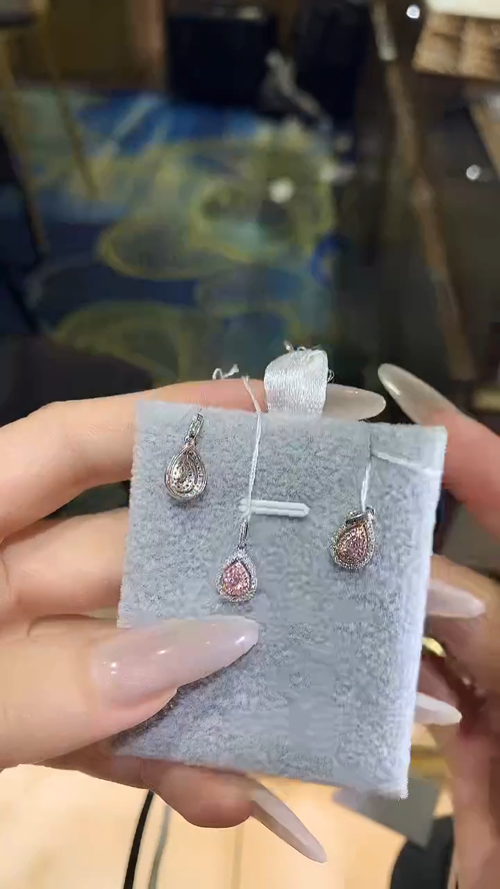 【闪购商品】钻石吊坠18K金镶嵌吊坠多样性发一