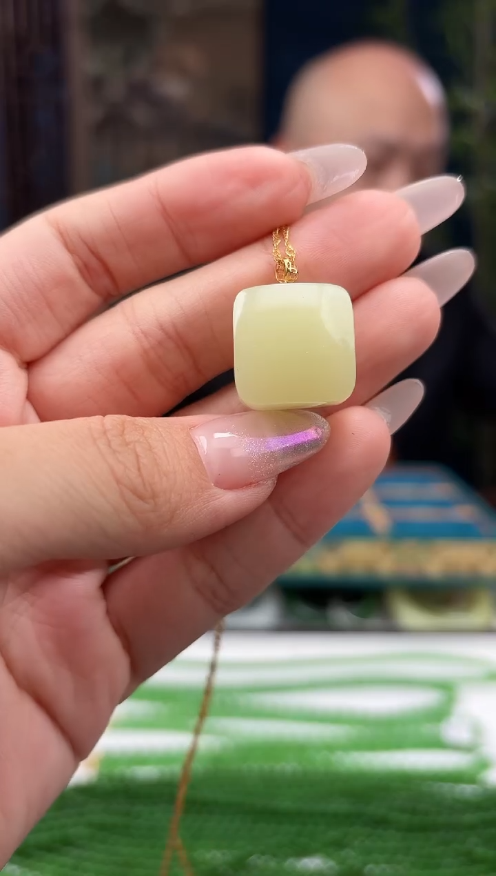 和田玉18K金镶嵌吊坠黄玉方糖