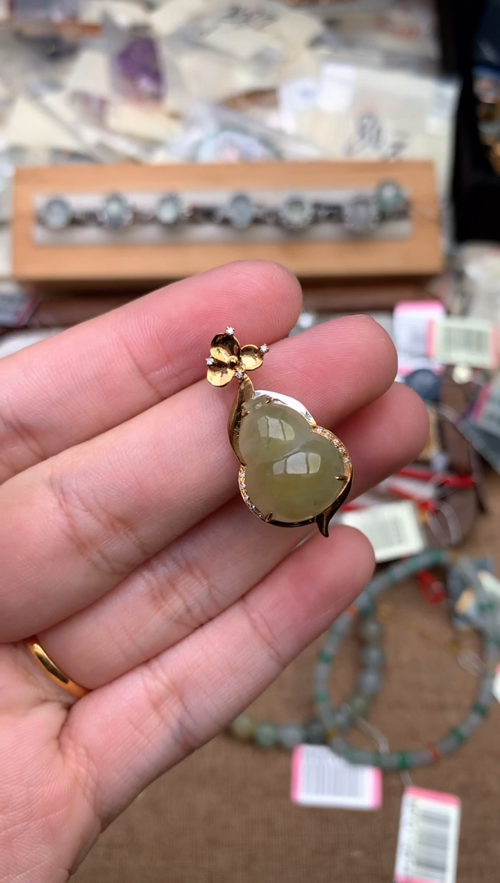 18K金镶嵌挂件翡翠一