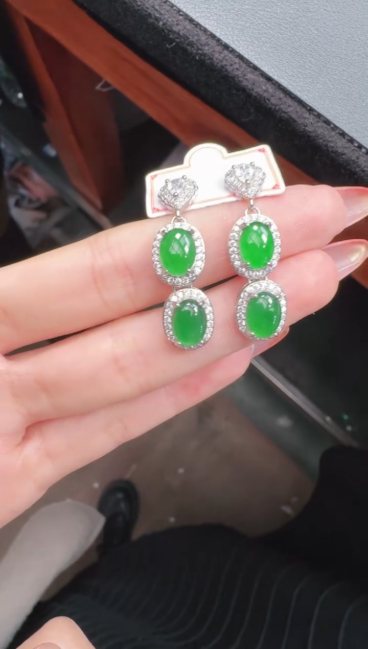 未镶嵌定制翡翠翡翠A货有轻微色差属于正常现象，多样性发货