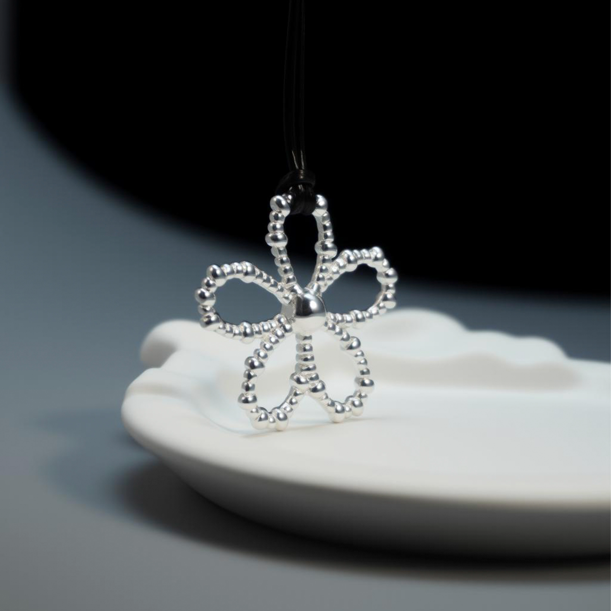 非金属皮质项链 简约黑绳镂空花朵项链女抽拉调节长款百搭毛衣链