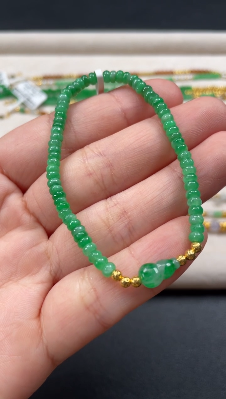18K金镶嵌手串翡翠一条   P368