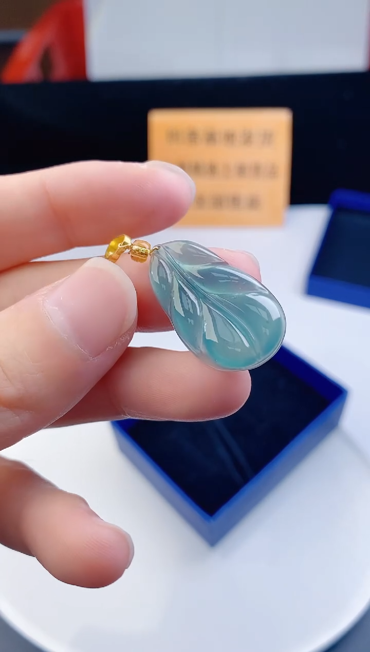 颈饰未镶嵌翡翠   