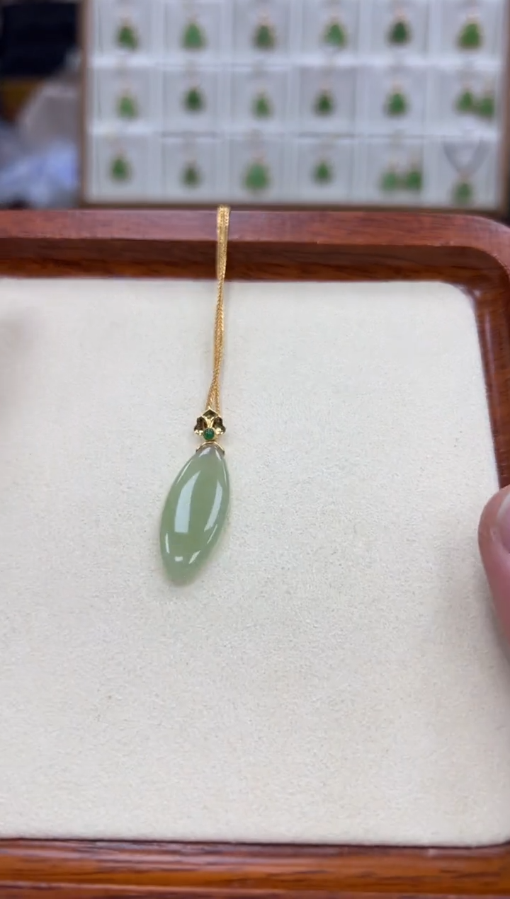 【闪购商品】和田玉吊坠18K金镶嵌翠青水滴