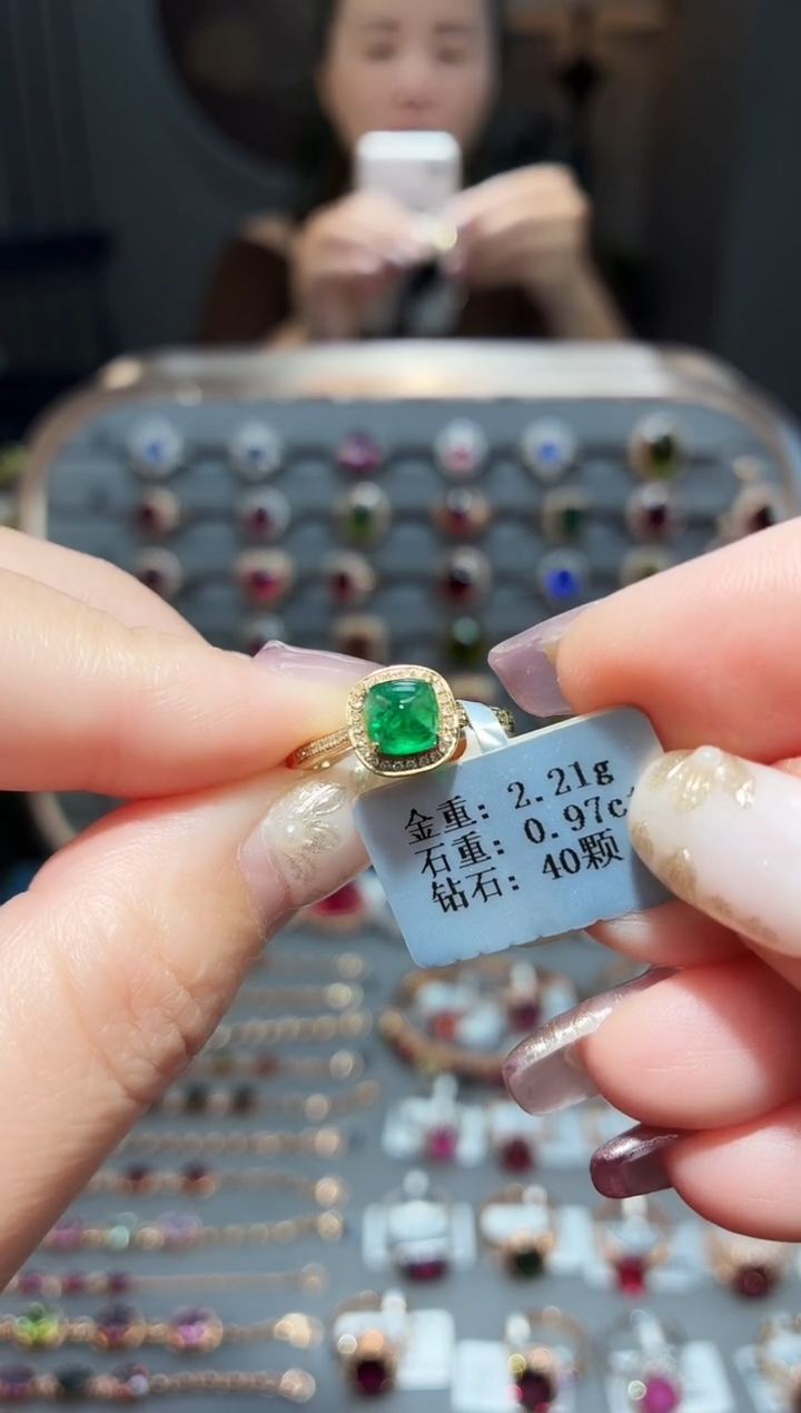 18K金镶嵌戒指祖母绿0.97