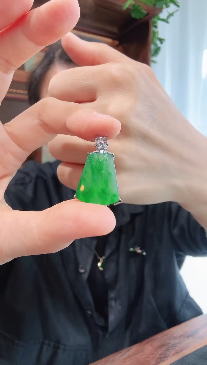 颈饰18K金镶嵌翡翠00009800